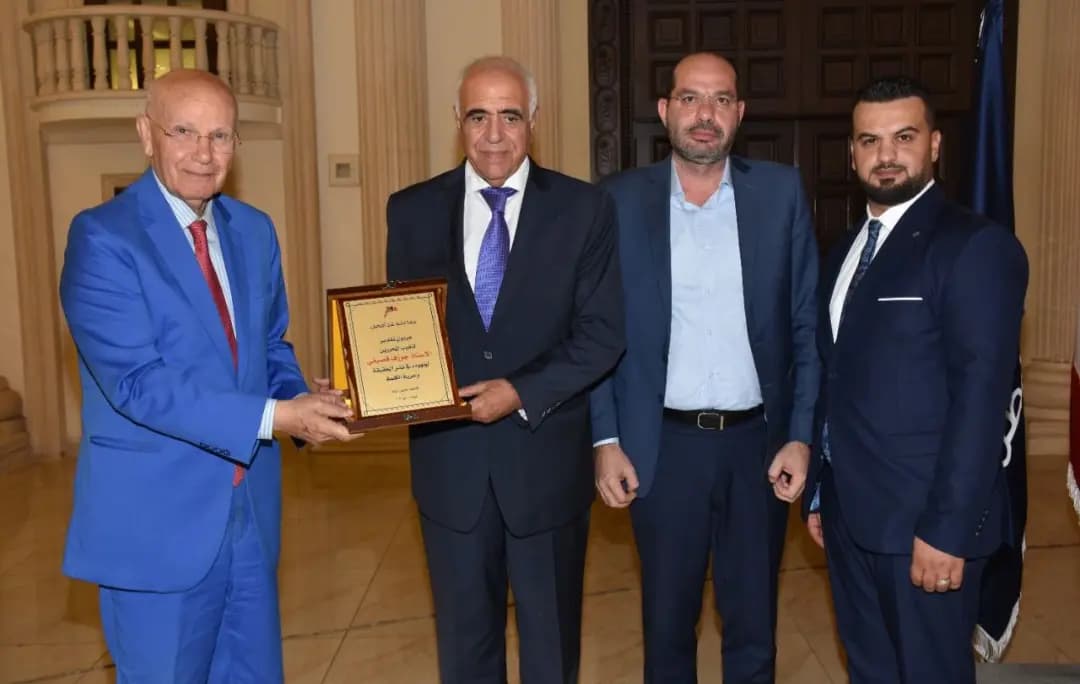 مراد يكرِّم نقيب المحرِّرين جوزيف قصيفي: الكلمة الحُرة تفضح الفساد وتنقل وجع الناس وترفض التّطبيع مع العدوّ!
