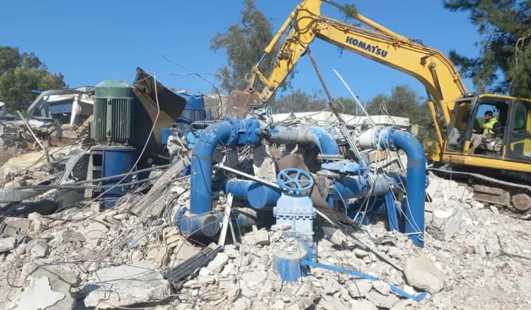 مياه الجنوب تواصل عمليات رفع الأنقاض من محطة مياه صور