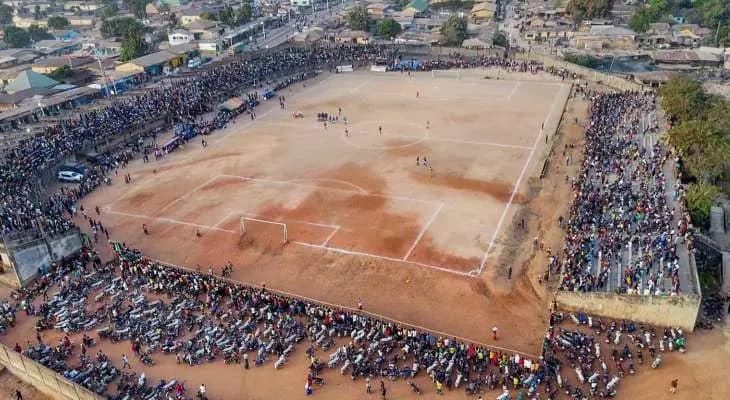 "جثـ.ـث على مدِّ البصر".. مباراة تتحول إلى معركة