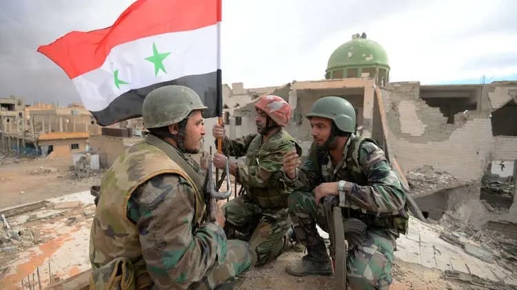"حفاظًا على أوراح المدنيين".. الجيش السوري: أعدنا الانتشار خارج حماة