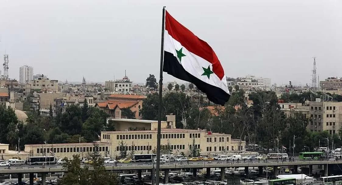 العدوُّ الإسرائيليُّ يحاول قطع محور المـ.ـقاومةِ من سوريا بإسقاط نظامها