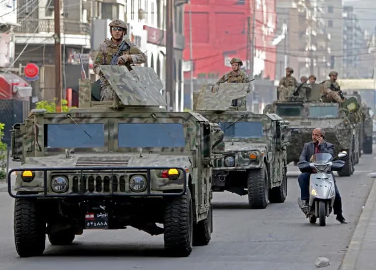 دهم منازل مطلوبين وتوقيف شخصين.. هذا ما ضبط بحوزتهما