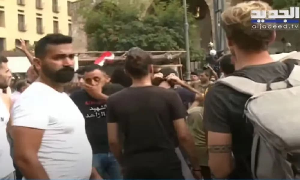 الأمنُ يطلقُ قنابلَ صوتيةً على أهالي الشهداء!