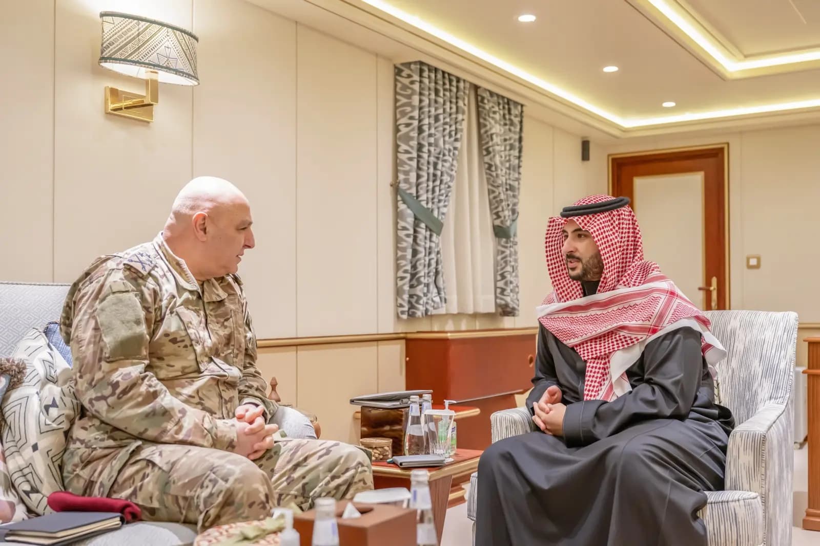 وزير الدفاع السعودي يلتقي عون.. وهذا ما جرى تداوله