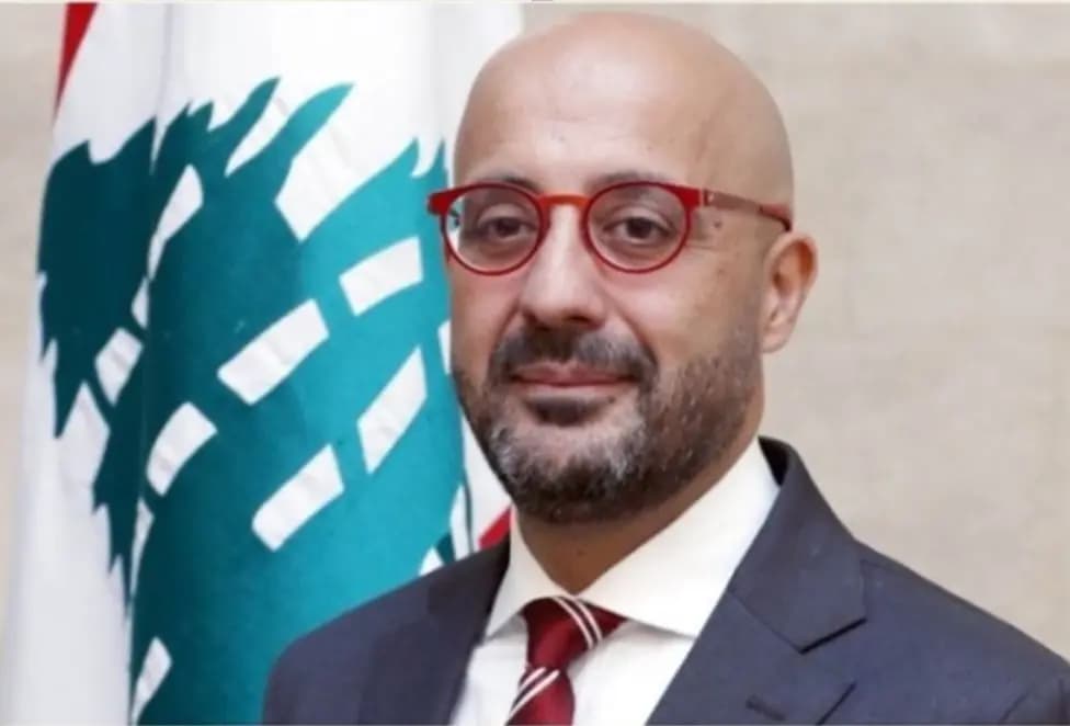 وزير البيئة يفحص نوعية الهواء بعد سقوط صوامع في المرفأ