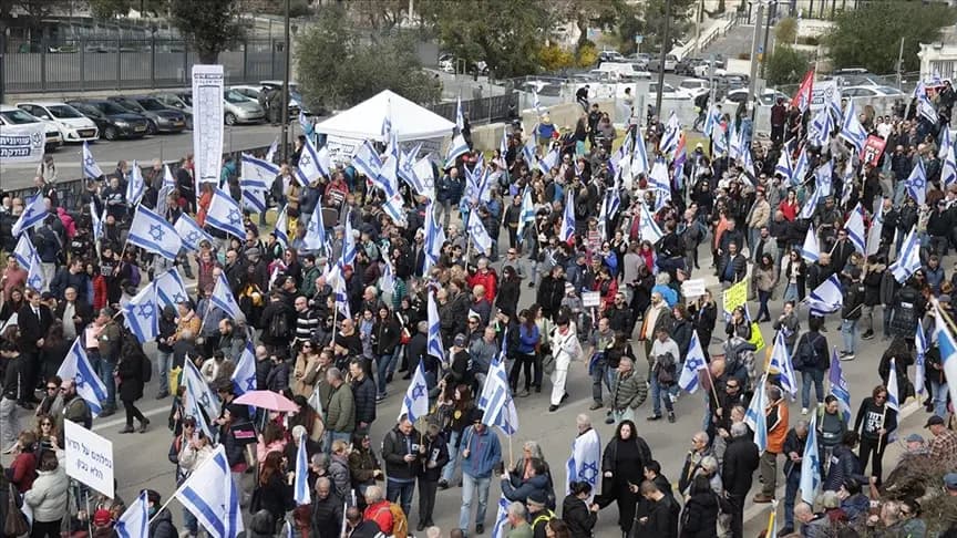 "للمطالبة بالصفقة".. مظاهرات قبالة مقر نتنياهو