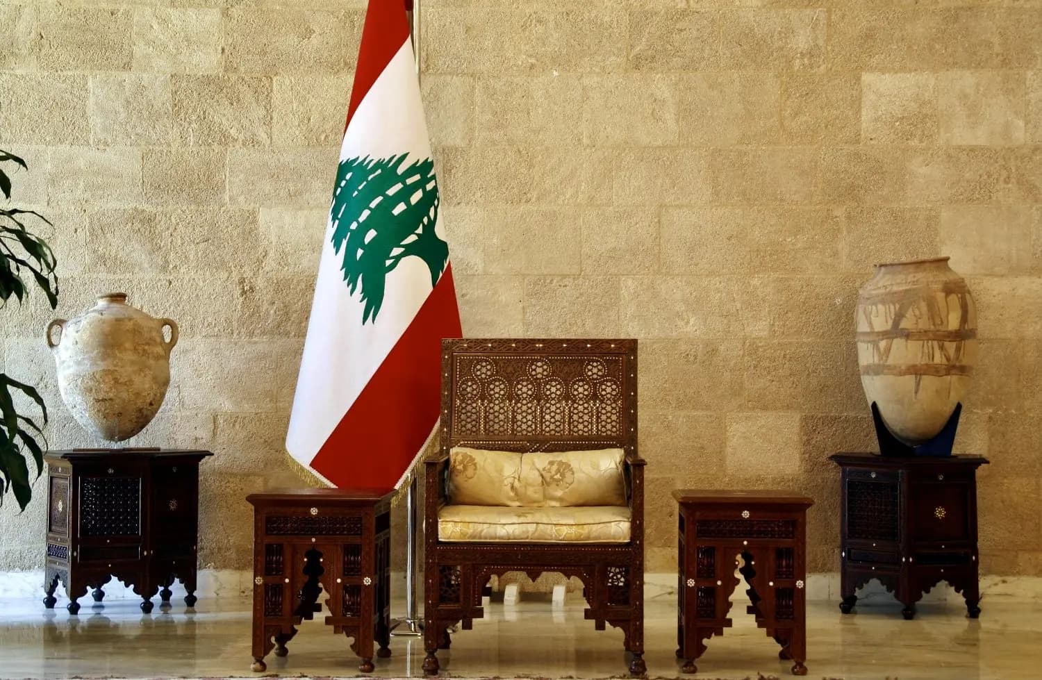 العين على الرّئيس... وسعر الصّرف!
