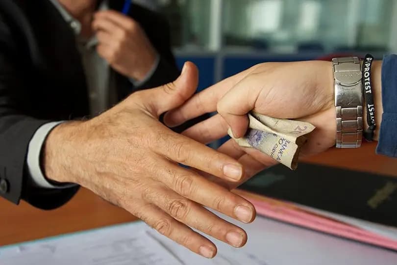 قانون الشراء العام: "نصف معالجة" لأزمة التزام البلديات