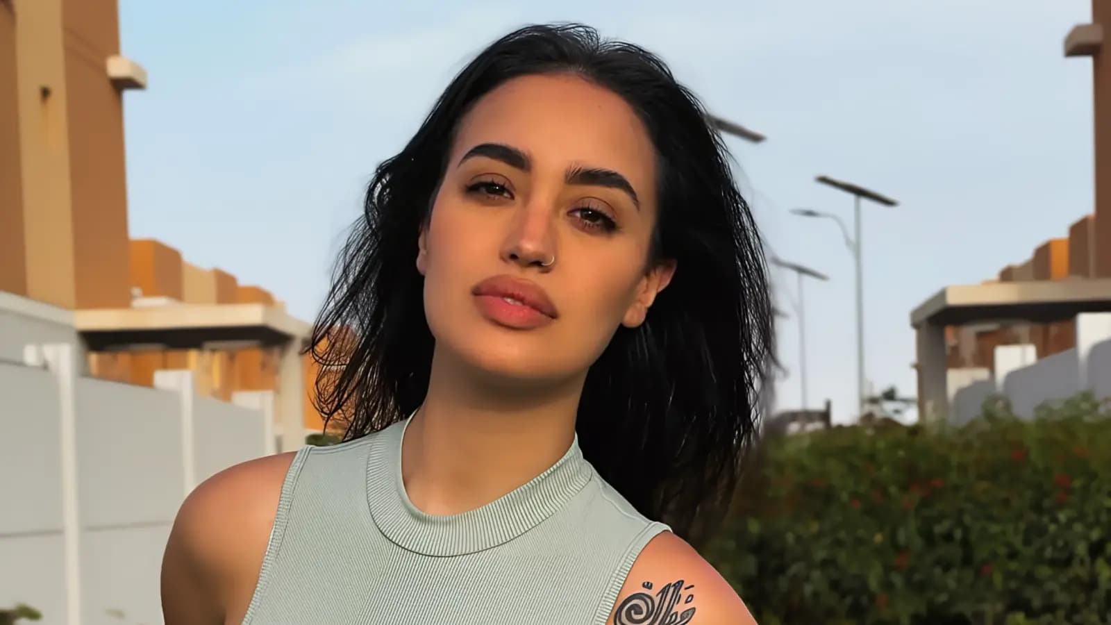 "مفاجأة كبرى".. نينا عبد الملك ترتدي الحجاب