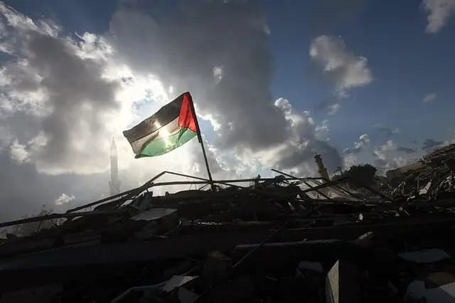 العزةُ نقطةٌ في بحرِ غزة