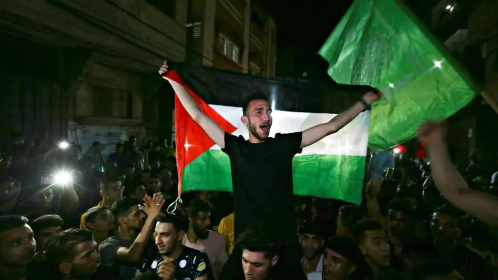 حمـ.ـاس تبارك تحرير الدفعة الأولى من الأسرى: لحظات تاريخية