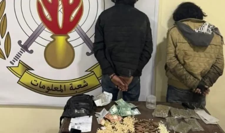 "2000 حبة".. المعلومات توقف موزعي ممنوعات في الشمال