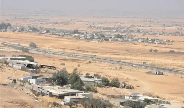 "تمهيدا لإبعادهم".. إسرائيل تنقل أسرى فلسطينيين من النقب