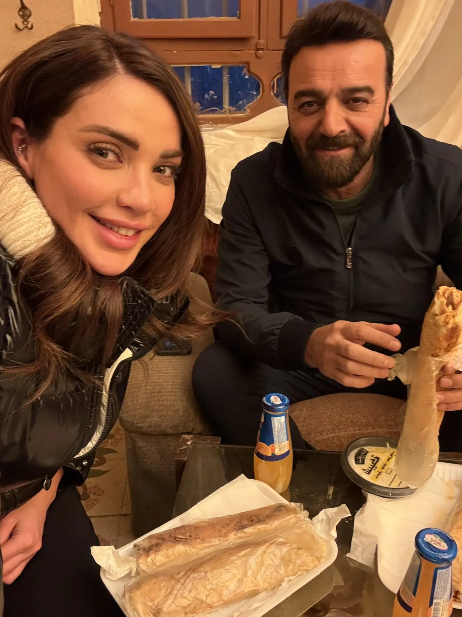 "شاورما الشام الجميلة".. داليدا خليل وسامر المصري في صورة عفوية