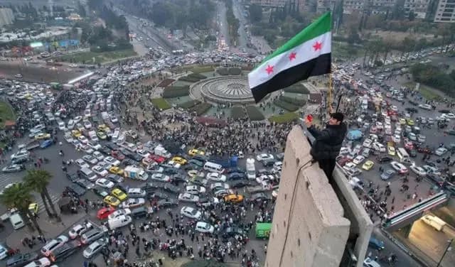 "يوم وطني".. سوريا تحلّ دستورها وجيشها!