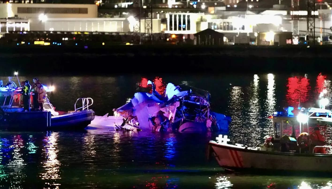 عملية إنقاذ معقدة وطواقم إغاثة تصل إلى موقع حادث تحطم الطائرة