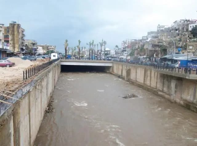 العثور على جثة متحللة داخل مجرى نهر