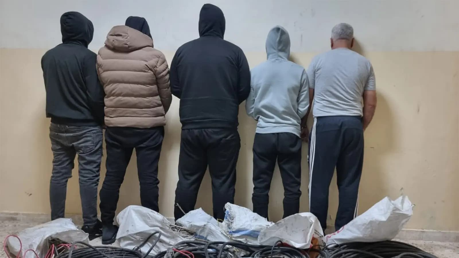 عصابة لسرقة الأسلاك الكهربائية.. هذا ما حصل معها
