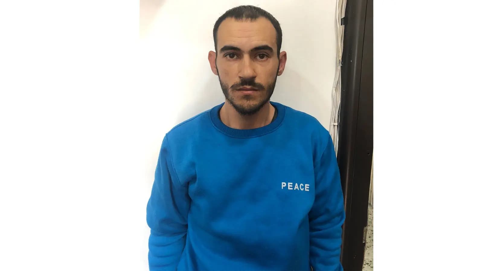 أطلق النار على سيّارة مواطنة بهدف سلبها.. هل وقعتم ضحية أعماله؟
