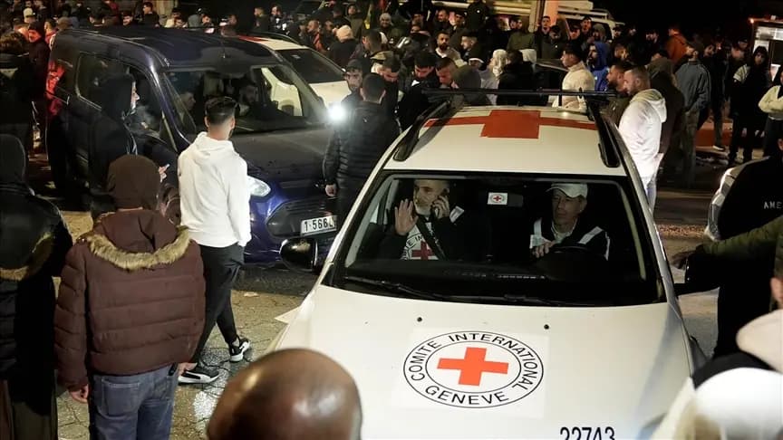 "بمركبة إسرائيلية".. القسـ.ـام تسلم أسيرين في خان يونس