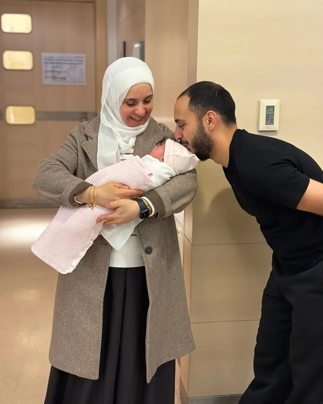 "نجم طيور الجنة" رزق بمولودته الأولى.. هل تذكرونه؟
