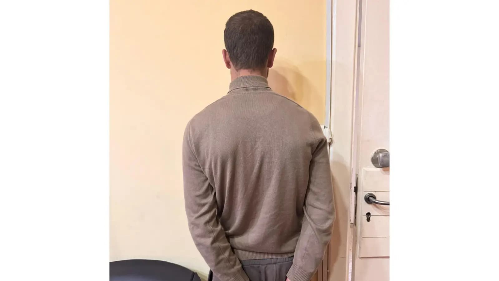 استغلّ انشغال صاحب السيارة.. وقام بفعلته!