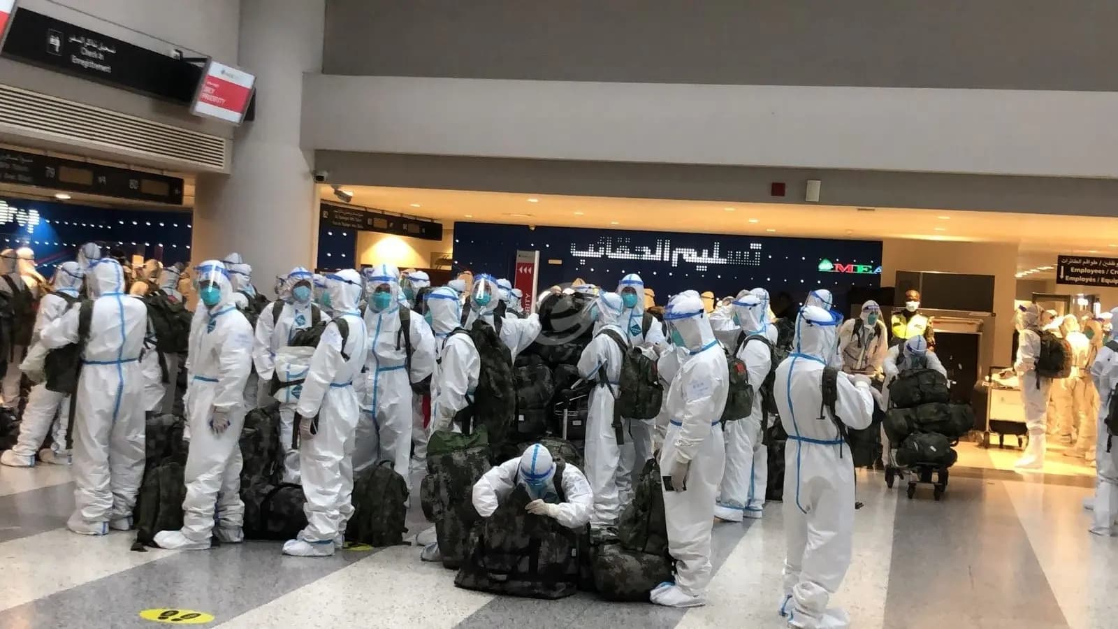 الجيش الصيني في مطار بيروت بكامل عتاد كورونا