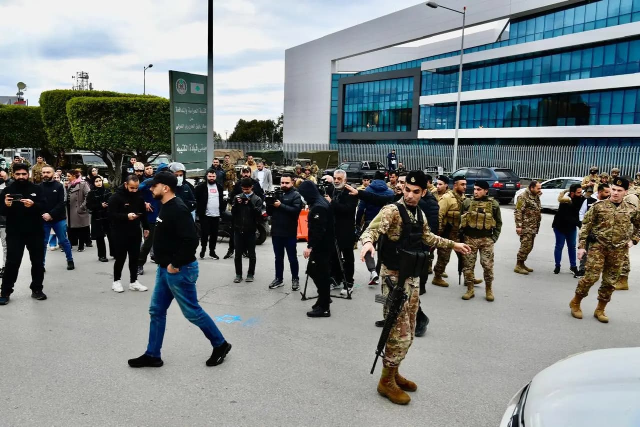 "عقب تصريحات أورتاغس".. شبان يتجمعون أمام المطار