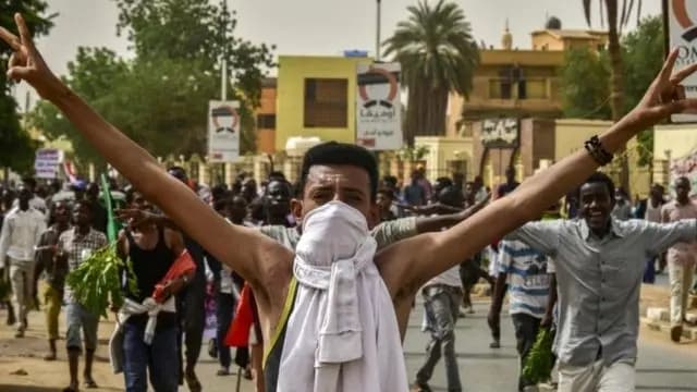 آلاف السّودانيين يتظاهرون ضد الحكم العسكري