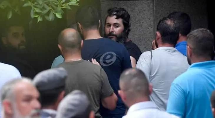 شقيق المودع بسام الشيخ حسين: خرج من المصرف على أساس إتفاق بعدم توقيفه وقد نعود للتحرك في الشارع من جديد