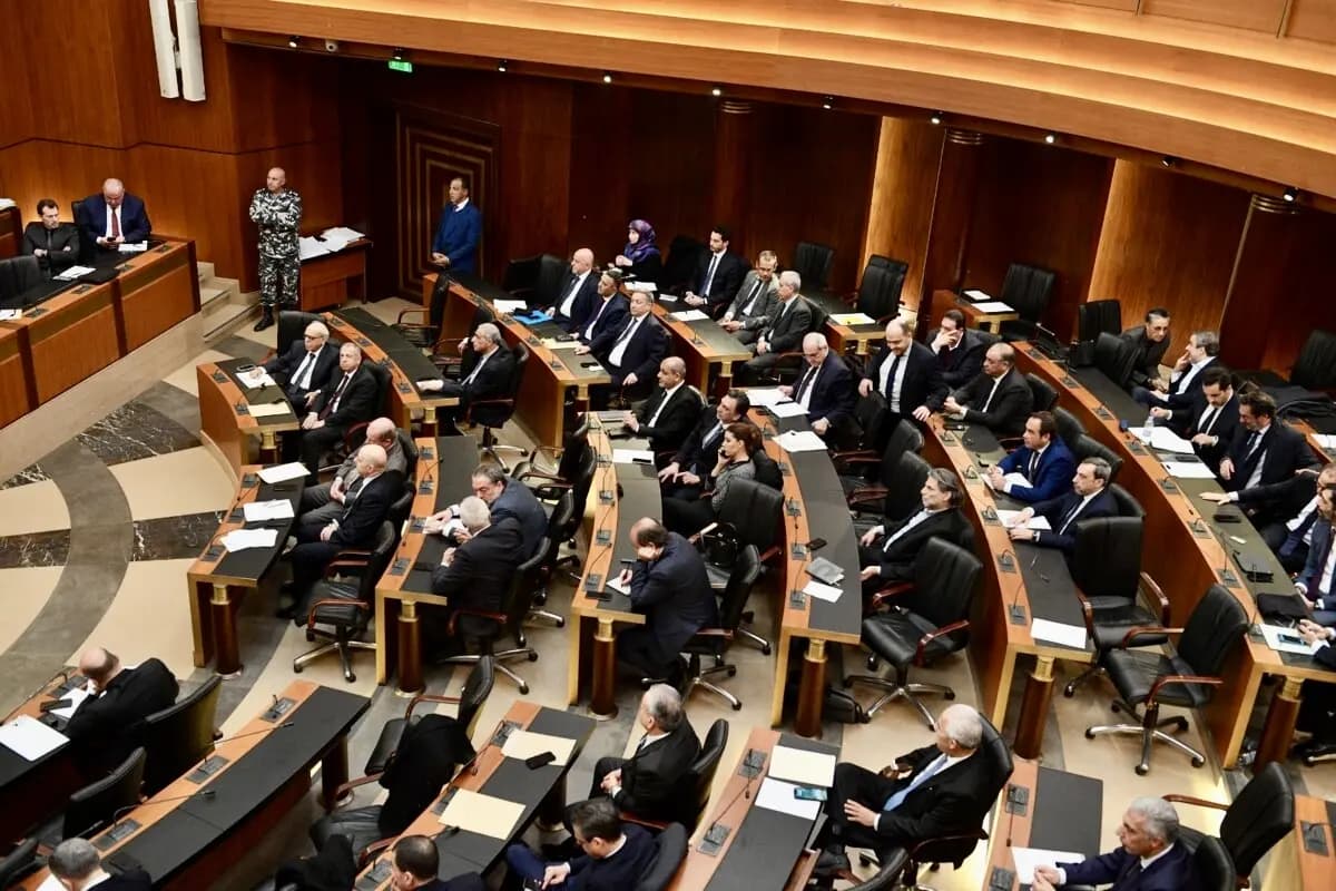 نواب "لبنان القوي" ينسحبون من جلسة الثقة