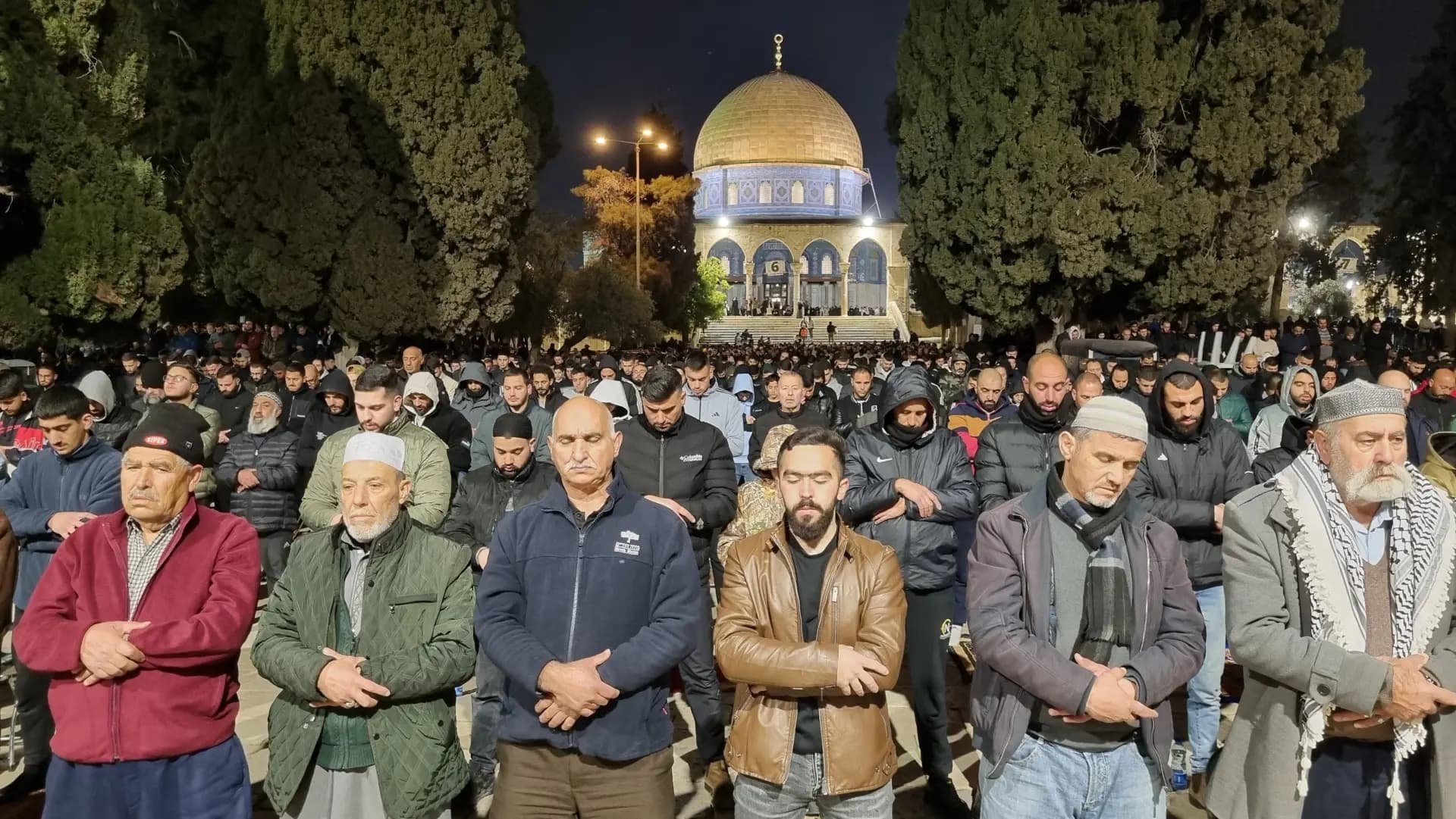 الأقصى عامر بعشاقه.. كم بلغ عدد المصلين في الليلة السادسة؟