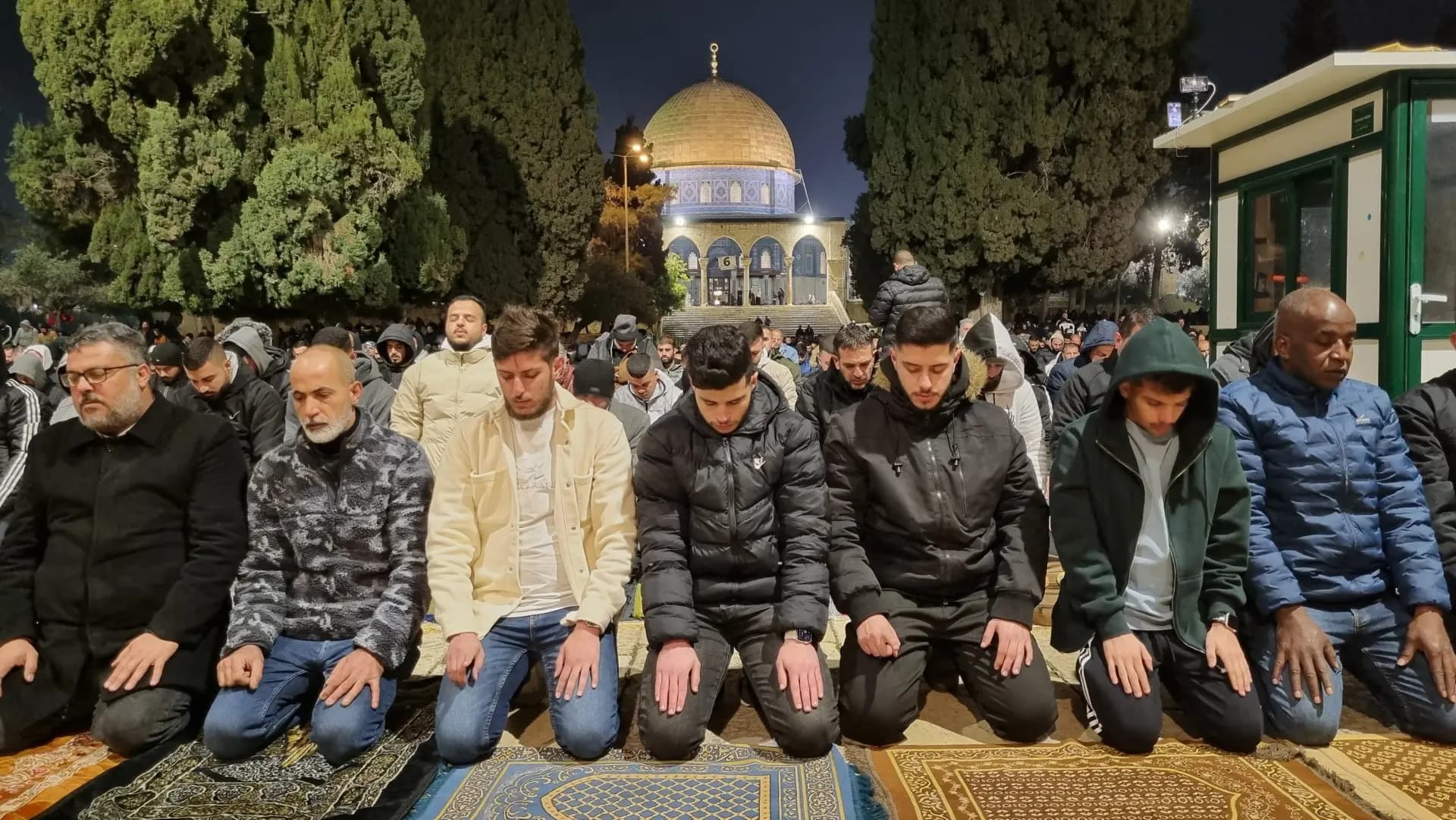 الأقصى يحتضن أحباءه.. فكم بلغت الأعداد لهذا اليوم؟!