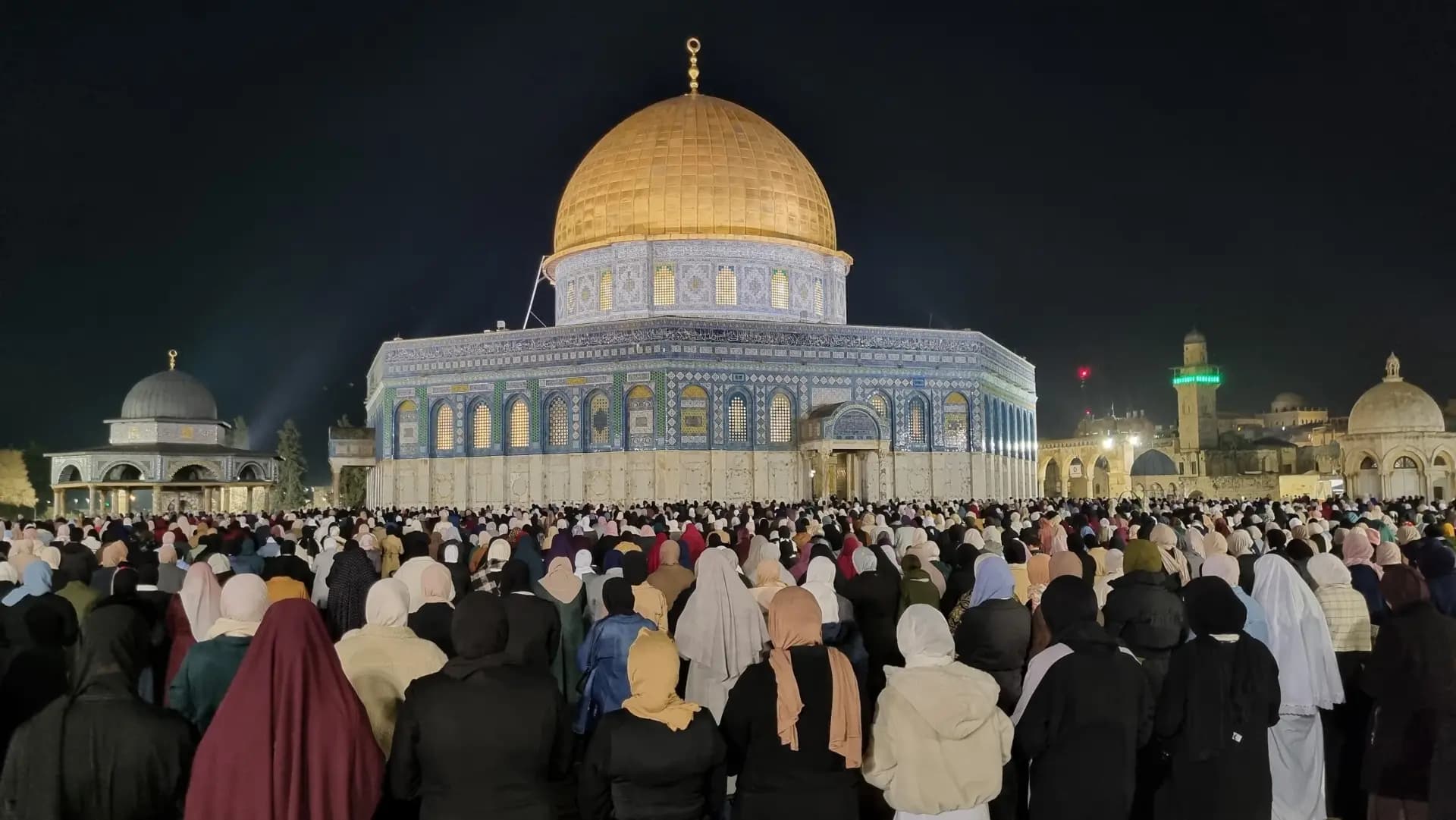 رسالة صمود ترتفع من الأقصى.. كم بلغ عدد المصلين؟!