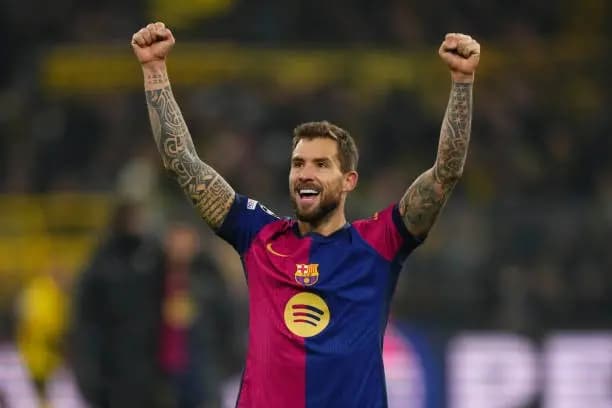 حتى 2026.. برشلونة يجدد عقد مدافعه