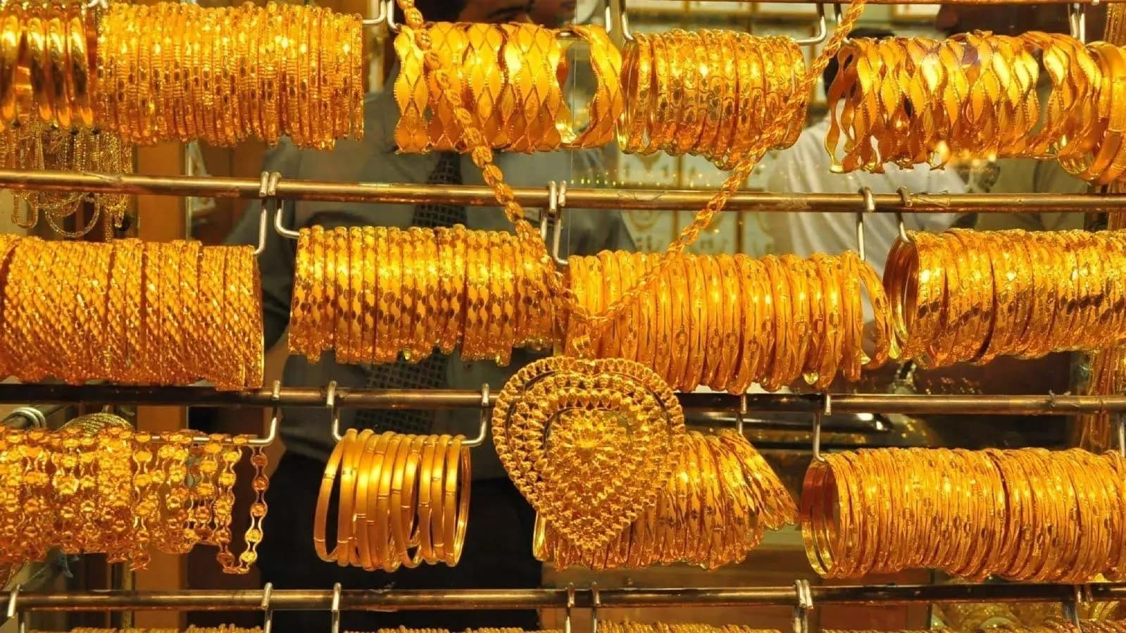 الهدية "الذهبية" في عيد "ست الحبايب": معادلة صعبة بين العاطفة والإمكانات