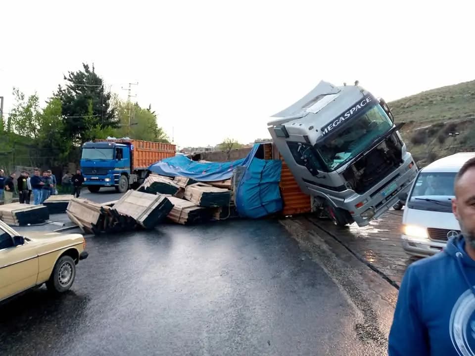 تدهور شاحنة في المريجات يتسبب بازدحام مروري