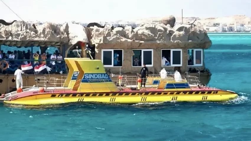 "قبالة مصر".. غرق غواصة في البحر الأحمر