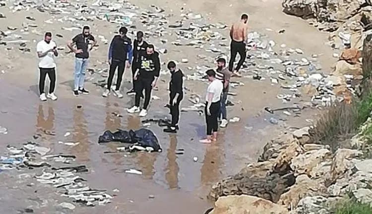 "داخل كيس".. جثة مجهولة على شاطئ المنية