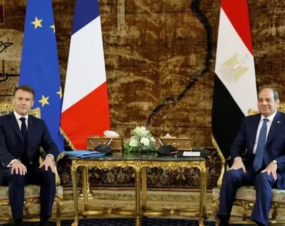 السيسي يستقبل ماكرون في قصر الاتحادية
