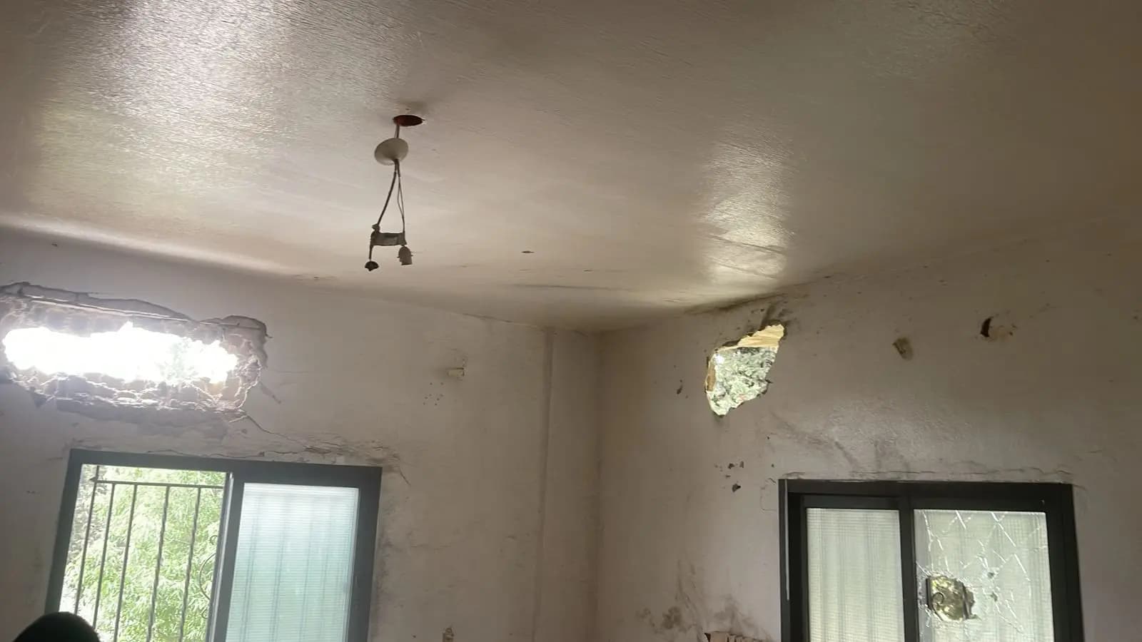 صاروخ من مكب نفايات يطال منزلًا ويتسبب بأضرار.. إليكم التفاصيل