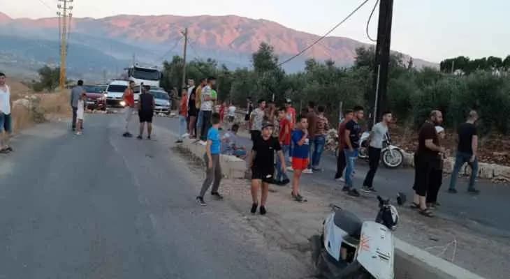 محتجون يقطعون الطريق عند دوار كفرمشكي- كوكبا- مجدل بلهيص