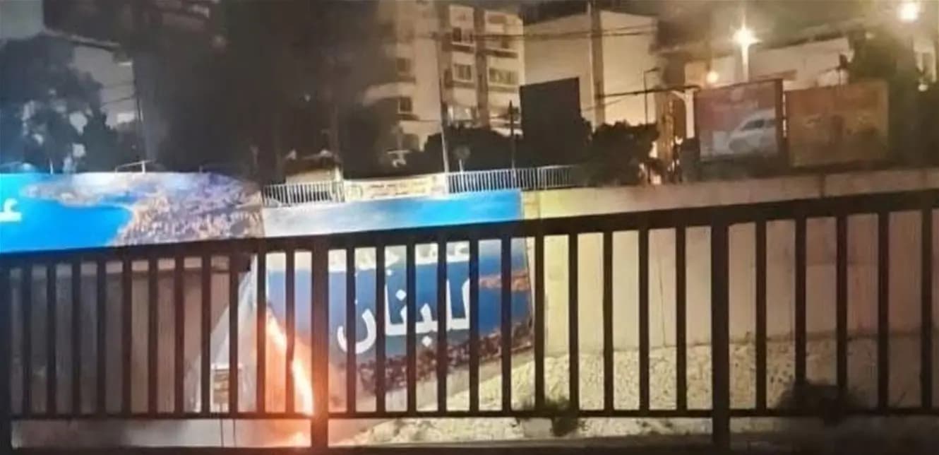 بالصور.. إحراق لافتات "عهد جديد للبنان"