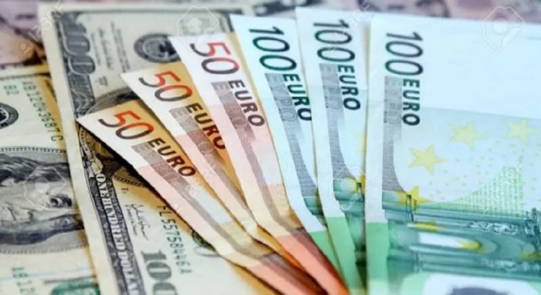 الدولار يبلغ أدنى مستوياته مقابل اليورو