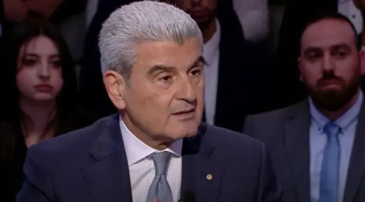 وزير الصناعة يتسلم التقرير النهائي للفساد في الوزارة