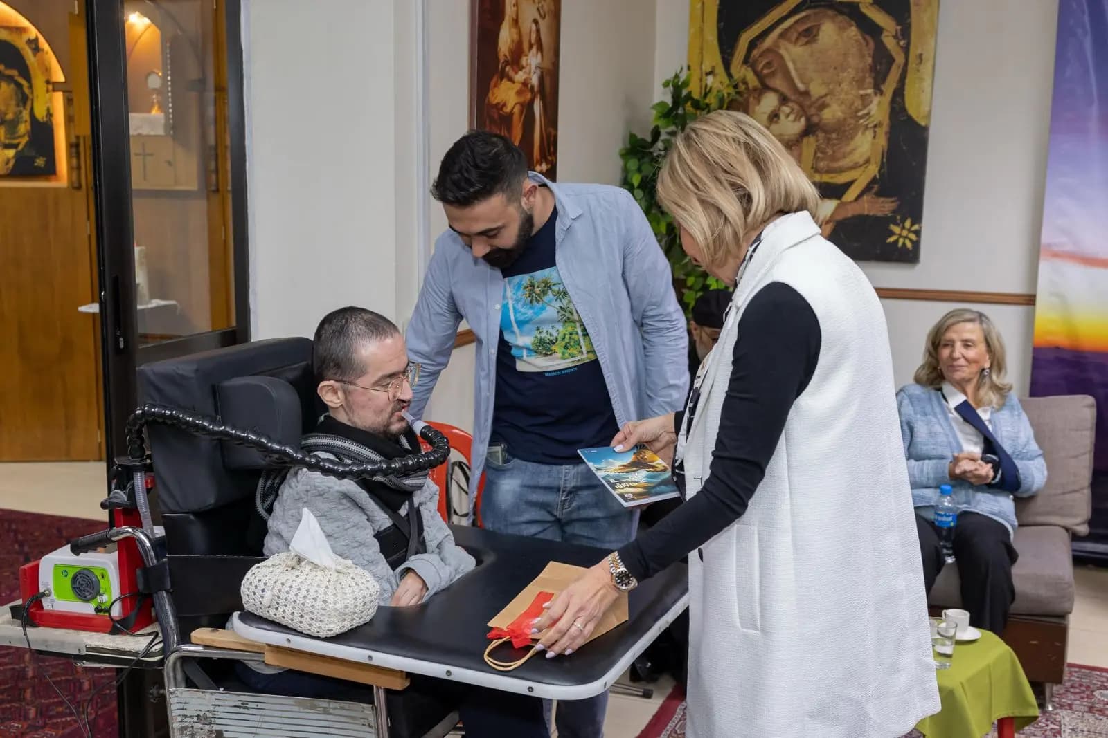 بالصور.. اللبنانية الأولى في مركز جمعية "أنت أخي"