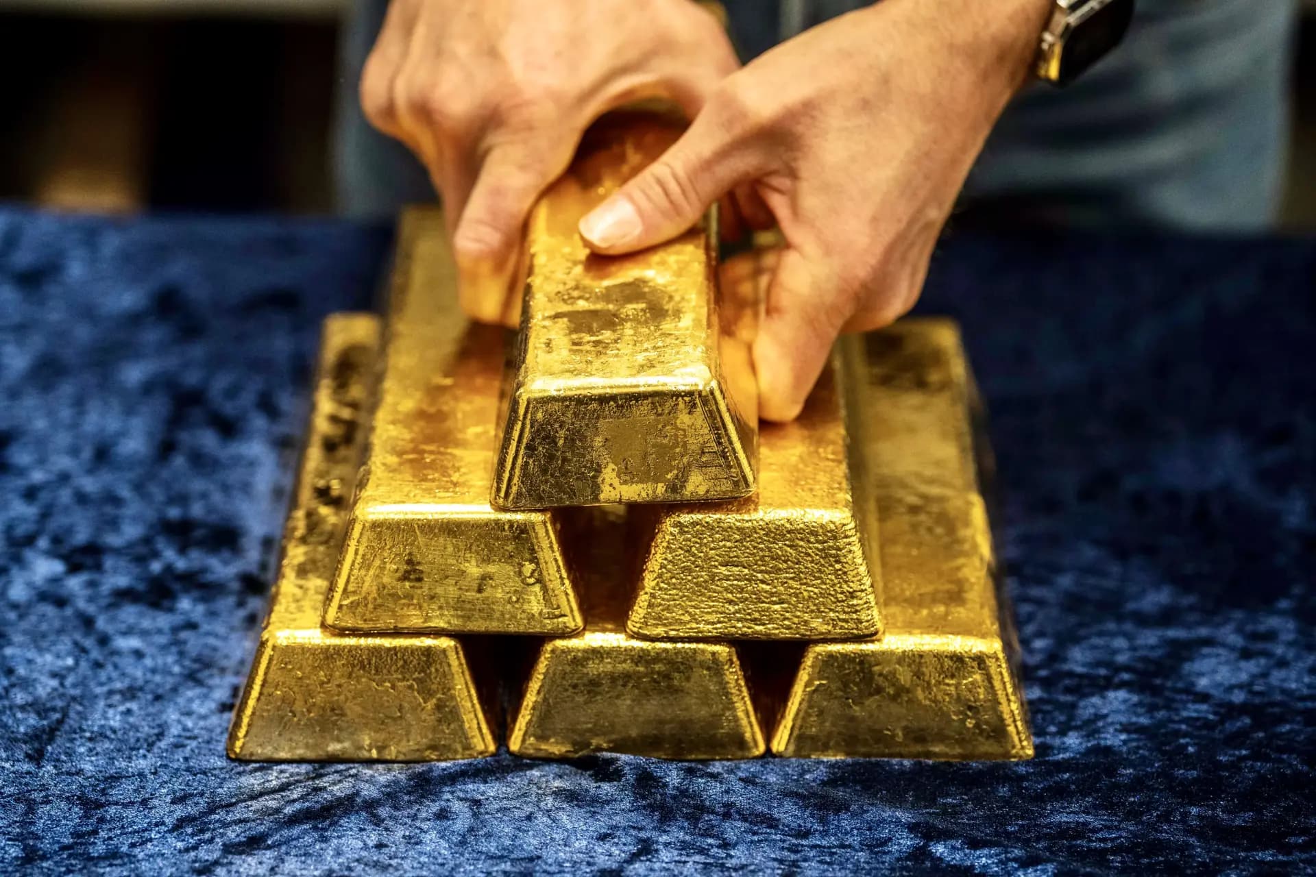 الذهب يتخطى مستوى 3300 دولار للأونصة