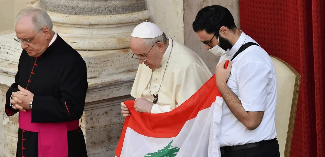 "حُزنًا على البابا".. لبنان يُنكّس أعلامه