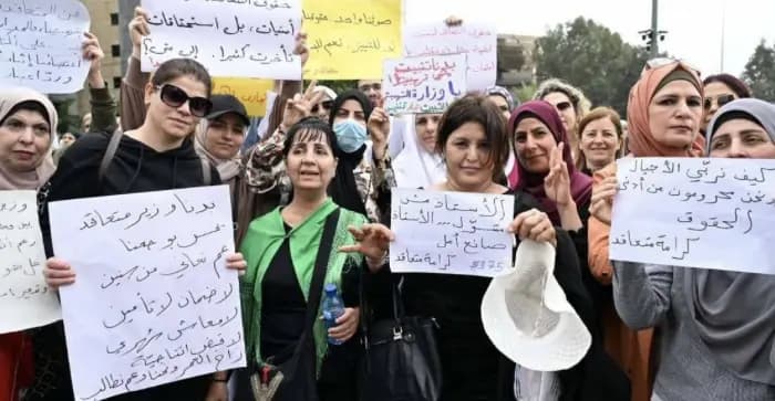 "الإضراب لا يزال مستمرًا".. الأساتذة يعتصمون أمام وزارة التربية