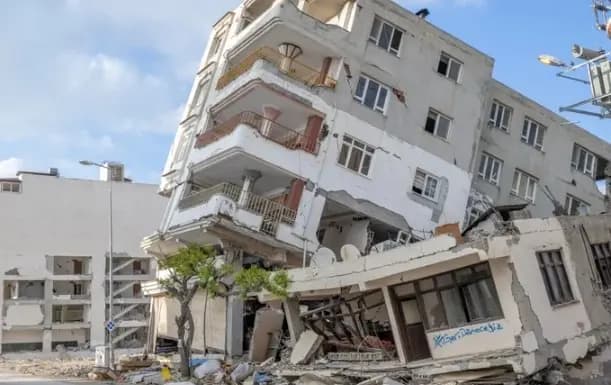 خاف من الزلزال فقفز من الشرفة